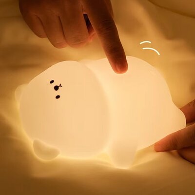 Gros plan sur bébé veilleuse ours lumière qui s'illumine au toucher