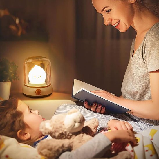 maman faisant lecture a enfant sous lumiere veilleuse bebe multifonction sleepydreams