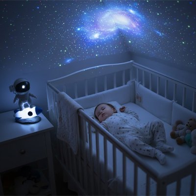 Enfant emport vers univers magnifique cree par veilleuse projection galactique