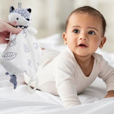 Bébé allongé sur ventre admirant Doudou Douceur Plus renard tenu par main adulte