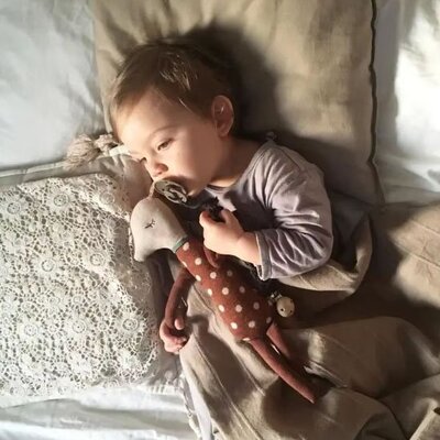 Bébé apaisé par Doudou Coton Bio Ultra-doux cerf