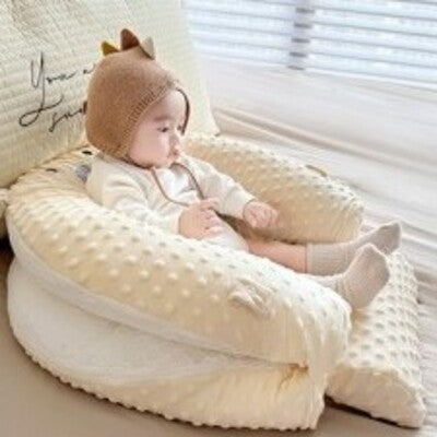 Bébé assis dans nid d'ange bébé évolutif 7 en 1 transformé en chaise apprentissage