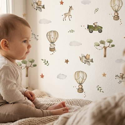 Bébé assis et apaisé par univers doux stickers muraux cocon tendance