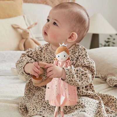 Bébé assis et rassuré tenant dans ses bras Doudou Ultra-Doux poupée princesse étoilée