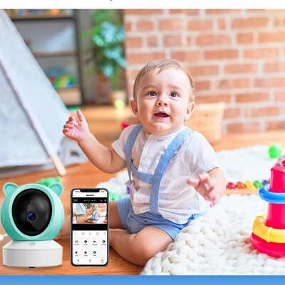 Bébé assis heureux et entouré ses jouets sous contrôle caméra bébé vision HD