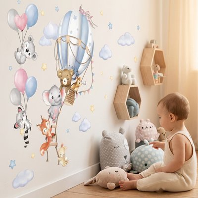 Bébé assis pointant ses doudous en face mur décoré par stickers muraux chambre pose facile