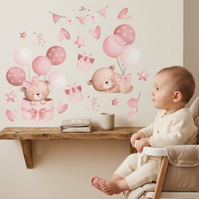 Bébé assis sur le fauteuil admiratif de décoration stickers muraux chambre déco tendance