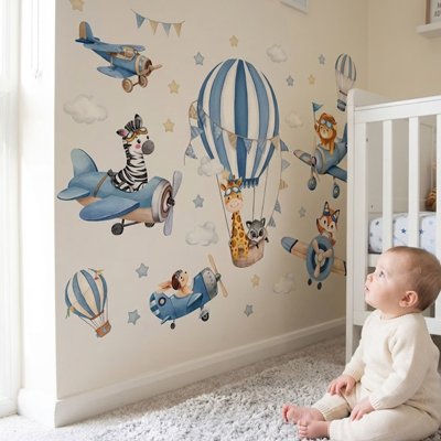 Bébé assis sur le tapis admirant mur orné par stickers muraux chambre déco instantanée