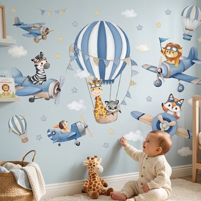 Bébé assis sur le tapis dans chambre à côté girafe en peluche et touchant de main mur orné par stickers muraux chambre déco instantanée