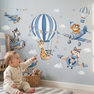 Bébé assis sur le tapis dans chambre et pointant du doigt mur orné par stickers muraux chambre déco instantanée