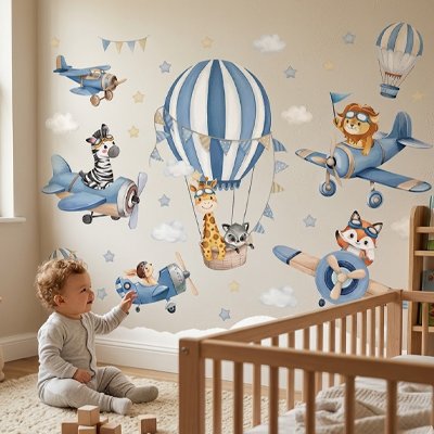 Bébé assis sur le tapis dans chambre et touchant de main mur orné par stickers muraux chambre déco instantanée