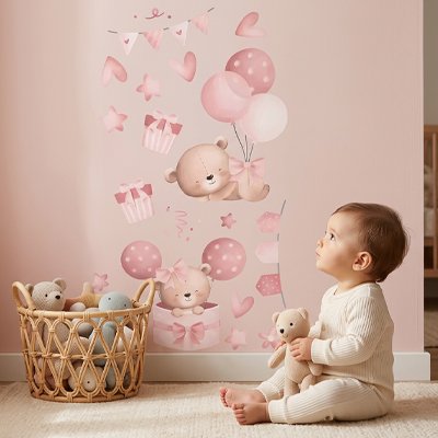 Bébé assis sur le tapis émerveille par décoration stickers muraux chambre déco tendance