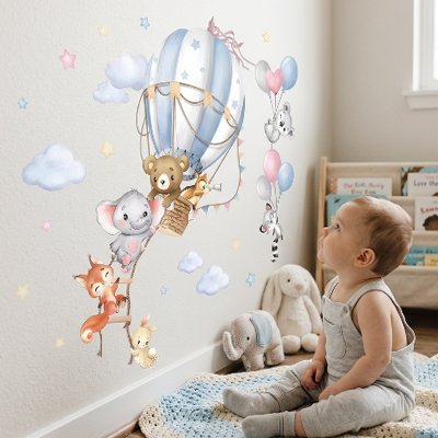 Bébé assis sur natte et observant méticuleusement décor créé par stickers muraux chambre pose facile