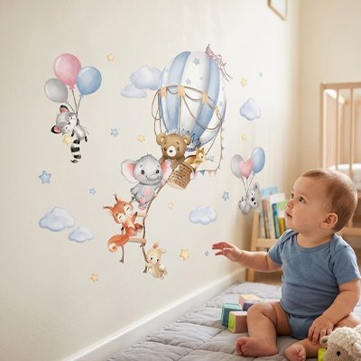 Bébé assis sur tapis avec ses jouets et admirant mur orné par stickers muraux enfant maxi repositionnables