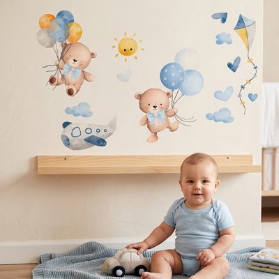 Bébé assis sur tapis jouant avec sa voiture devant mur orné par stickers muraux enfant maxi repositionnables