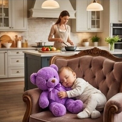 Bébé  avec ours en peluche Câlin artisanal endormi sur fauteuil pendant que sa maman fait cuisine