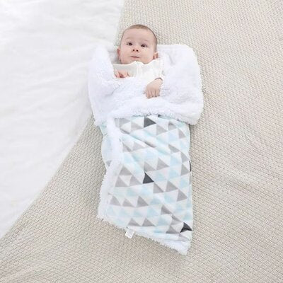 Bébé couché emmailloté dans Couverture bébé Couette  Douceur bleu clair