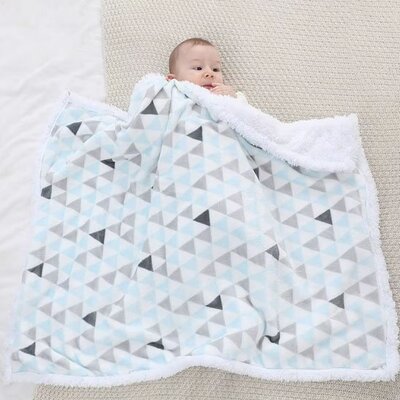 Bébé couché entièrement couvert par Couverture bébé Couette Douceur bleu clair