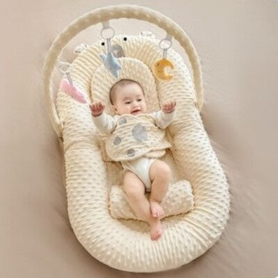 Bébé couché et emmailloté dans nid d'ange bébé évolutif 7 en 1