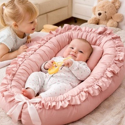 Bébé couché sur dos dans nid d'ange bébé cocon rassurant sous regard grande sœur ours peluche en arrière plan