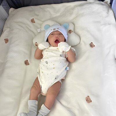bebe couche sur dos sur couverture bebe pure douceur minky a picots offrant confort optimal