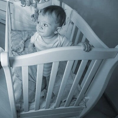 Bébé dans berceau sous surveillance grâce vision nocturne caméra surveillance bébé vision plus 5 pouces