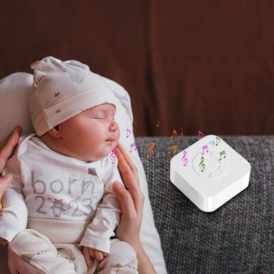 Bébé dans bras adulte profondément endormi par sons doux veilleuse bruit blanc secret du sommeil