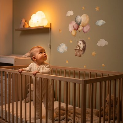 Bébé dans le berceau admiratif décor magnifique créé par stickers muraux design tendance et veilleuse