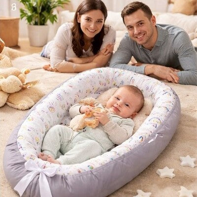 Bébé dans nid d'ange bébé évolutif confort entouré parents heureux
