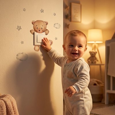 Bébé débout et heureux dans univers magnifique créé par stickers muraux enfant pose sans tracas et veilleuse