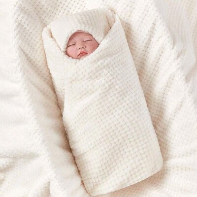 Bébé dormant parfaitement emmailloté dans Couverture bébé Douce Ecologique blanc cassé