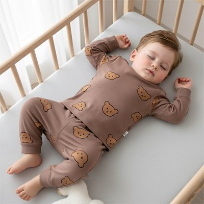 bébé dormant profondément dans son berceau vêtu Pyjama bébé Douceur Ultra deux pièces marron motifs ours