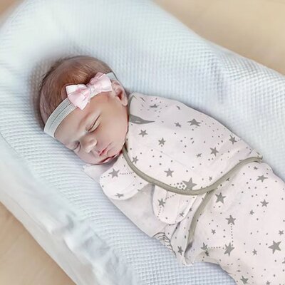 Bébé emmailloté dans Couverture emmaillotage Dodoserein étoile couche sur matelas moelleux
