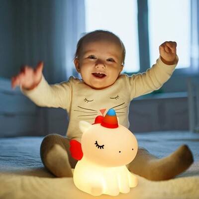 Bébé enchanté par veilleuse bébé licornus