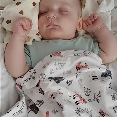 bebe endormi couche et recouvert par couverture bebe doux tresor motifs renards et hiboux