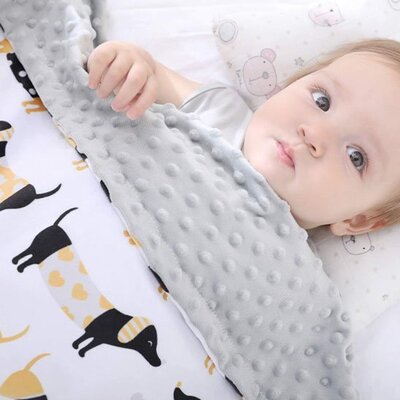 bebe eveille couche recouvert par couverture bebe doux tresor motifs chiens