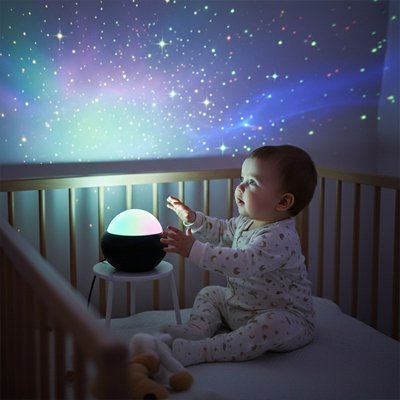 bebe fascine par lumiere veilleuse projection  etoile sommeil