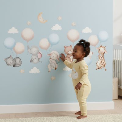 Bébé fille debout sur le tapis heureuse et souriante touchant main droite mur  décoré avec stickers muraux design mobile
