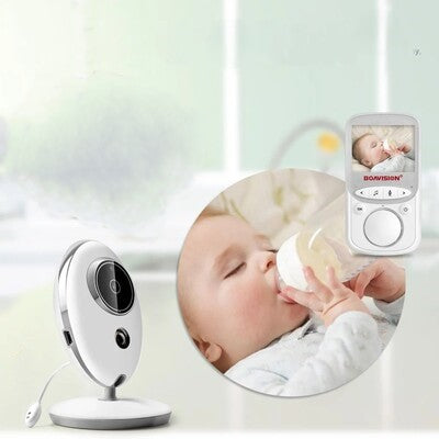Bébé prenant son biberon sous contrôle caméra  surveillance bébé longue vision
