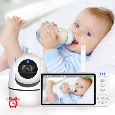 Bébé prenant son repas suite rappel caméra bébé vision totale