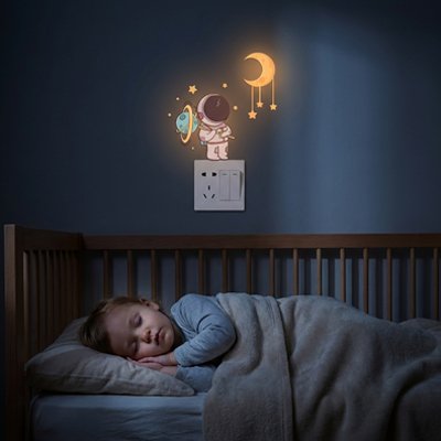 Bébé profondément endormi dans la chambre décorée par stickers muraux chambre déco chic