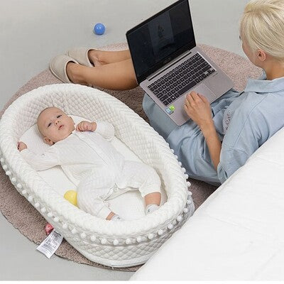 Bébé serein dans nid d ange bébé ergonomique portable maman profitant temps libre