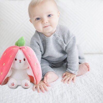 Bébé serein et rassuré par peluche lapin Doudou Bio Confort