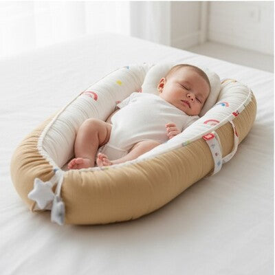 Bébé sereinement endormi dans nid dange bébé cocon 4 saisons posé sur grand matelas blanc