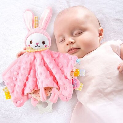 Bébé sereinement endormi près doudou bébé confort doux-lapin poudré
