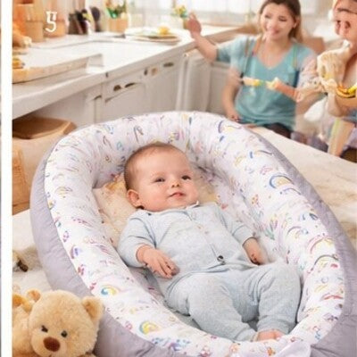 Bébé souriant dans nid d'ange bébé évolutif confort peluche à côté et sœurs en arrière plan