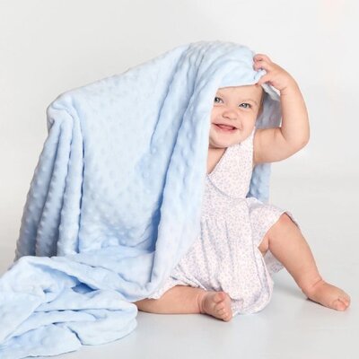 bebe souriant et jouant joyeusement cache sous couverture bebe douceur nature minky bleu ciel