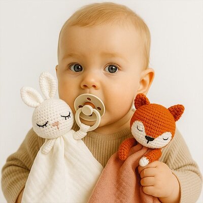 Bébé tétine en bouche tenant deux Doudou bébé Doux Coton Bio Dans bras