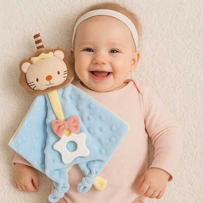 Bébé tout joyeux avec son doudou bébé confort doux lion