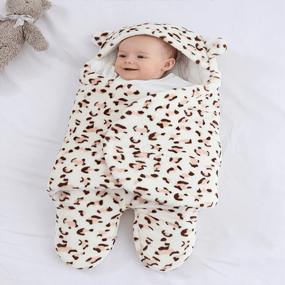 bebe tout souriant dans le nid d ange anima leopard